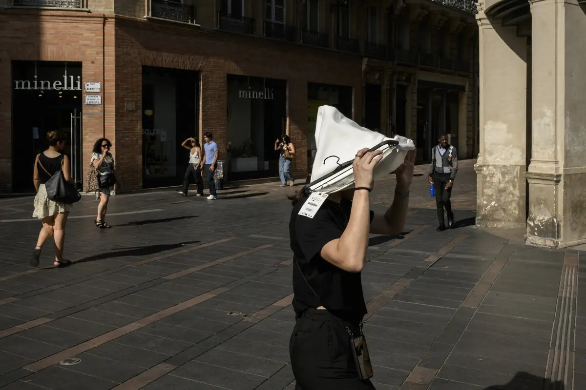 Mulher protege-se do sol em Toulouse, no Sul de França