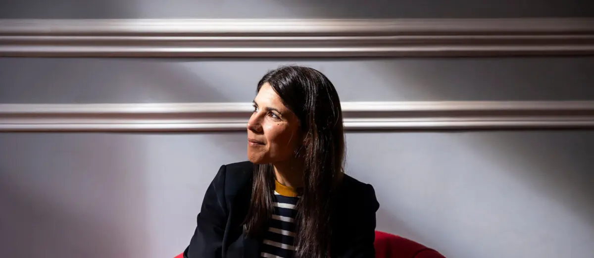 Mariana contempla as horas de sol que lhe escapam todos os dias ... landitiis praesentium voluptatum deleniti atque corrupti quos dolores et quas molestias excepturi sint occaecati cupiditate non provident, similique sunt in culpa.