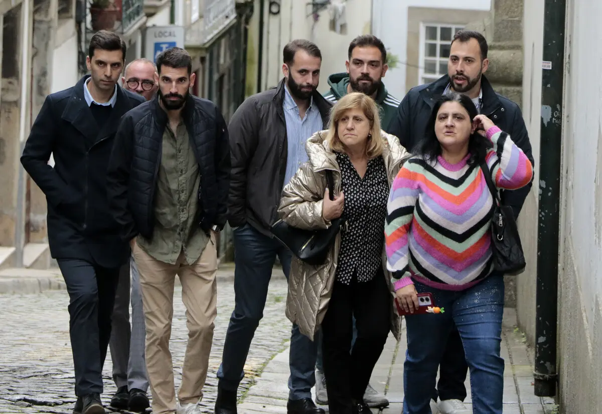 Alguns dos arguidos na chegada ao Tribunal de São João Novo, no Porto, em maio