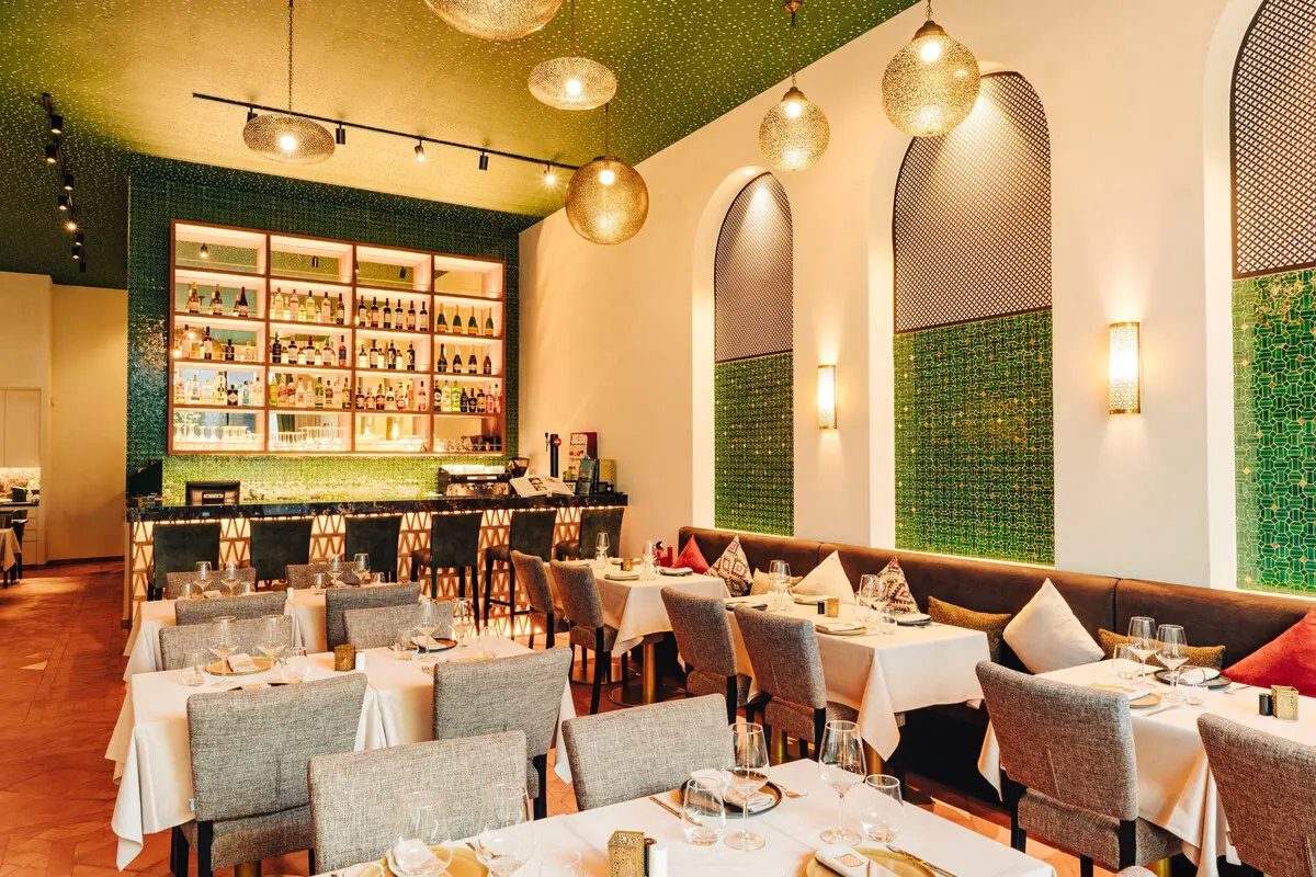 O restaurante situa-se perto das Amoreiras.