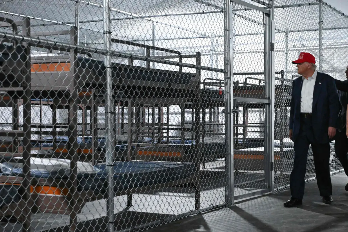 Trump durante visita ao centro de detenção em Ochopee, no estado da Florida.