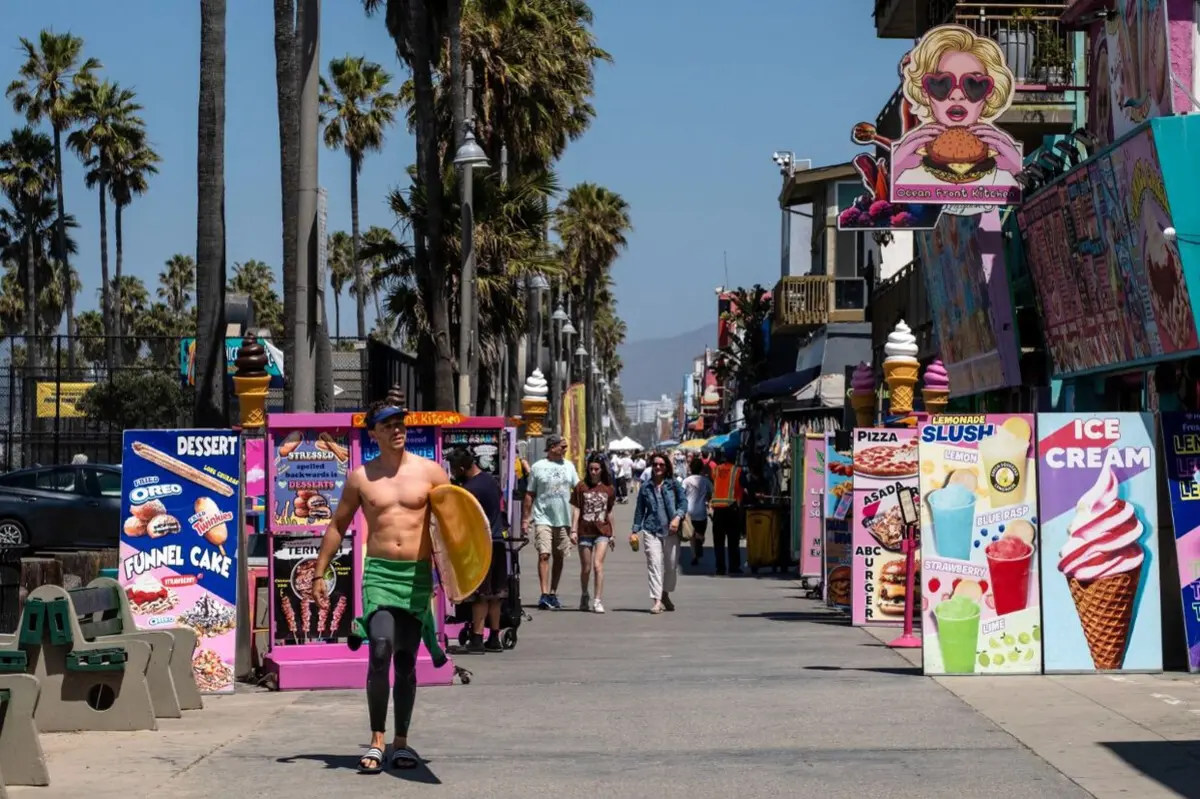 Los Angeles é uma das cidades em destaque na edição deste mês da sua revista de viagens