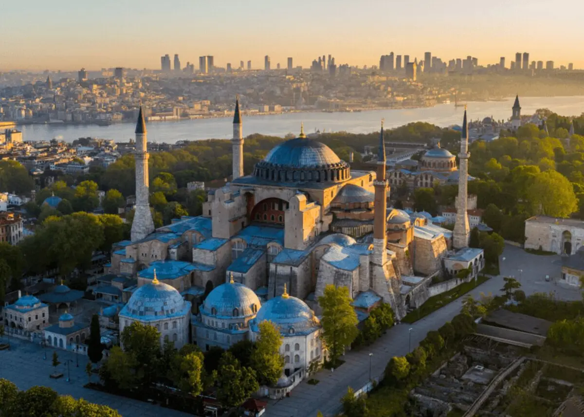 Emblemática cúpula azul da Grande Mesquita de Hagia Sophia alvo de intervenção profunda