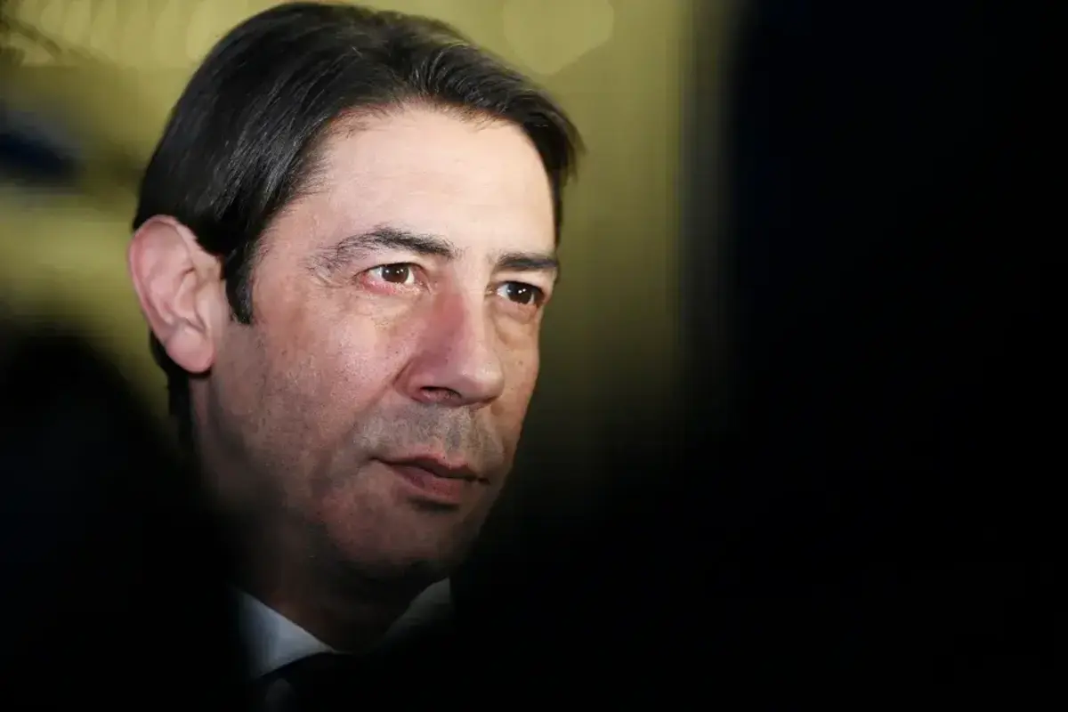 Imagem de contexto do artigo Rui Costa admite "erro dos serviços" em negócio com russos e tranquiliza sócio Na segunda-feira, o clube lisboeta confirmou que o Ministério Público (MP) bloqueou 70 mil euros que lhe eram devidos por parte da transferência